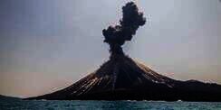 Suara Berdentum, Gunung Anak Krakatau Kembali Erupsi