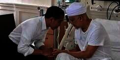 Sebelum ke Istana, Jokowi Jenguk dan Doakan Ustaz Arifin Ilham