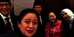 Gaya Prabowo dan Megawati Foto Bareng