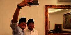 Pijitan Spontan Sandiaga ke Bahu Prabowo Subianto