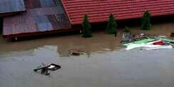 Banjir Bandang, Semalaman Guru & Siswi Terjebak di Atap Sekolah