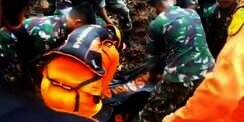 Nenek, Ibu, dan Cucu Tewas Berpelukan Tertimbun Longsor