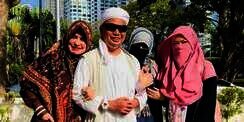 Foto Bareng, Perut Istri ke-3 Ustaz Arifin Ilham Jadi Sorotan