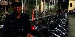 Aksi Satpam SMA 4 Tangsel Parkirkan Motor Sesuai Warna & Merk
