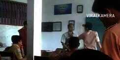 Viral Siswa SMP Tantang dan Cengkeram Kerah Guru di Dalam Kelas