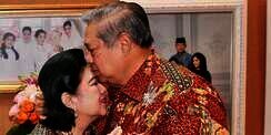Usapan Sayang Tangan SBY di Kening Ani Yudhoyono