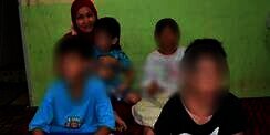 Miris, Dua Anak Ini Makan dari Hasil Mengais Tempat Sampah Sekolah