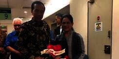 Hello Kitty dari Jokowi Bikin Shakira Jingkrak-jingkrak