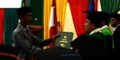 Mengharukan, Ayah Asal Aceh Wakili Wisuda Almarhum Putrinya