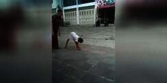 Video Anak Tak Berbusana Berjalan dengan Tangan Buat Hati Menangis