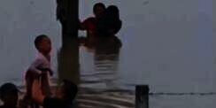 Video Menegangkan Pengemudi Tolong Korban Banjir di Madiun