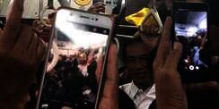 Berjubel Naik KRL ke Bogor, Jokowi: Goyang Satu Centi Saja Tidak Bisa