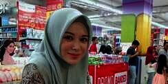 Jejak Mualaf Model Cantik Ayana Moon Diikuti Sang Adik