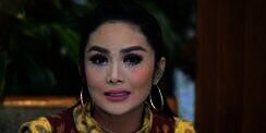 Panen Padi Pakai Heels Super Mahal, Krisdayanti Jadi Sorotan