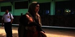 Semangat Fauzan Tiap Hari Digendong Ibu ke Sekolah