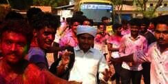 Viral Siswa Muslim Dikawal Biar Tak Terciprat Cat Festival Holi