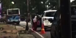 Viral Rekaman Aksi Ibu Dorong Bocah Perempuan Keluar Mobil