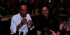 Jelang Debat Capres, Jokowi Ajak Keluarga Makan Siang di RM Padang