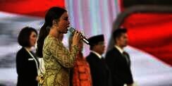 Salah Saat Nyanyi Indonesia Raya di Debat Capres, Rossa Minta Maaf