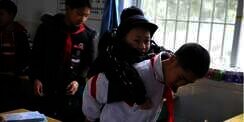 Bocah Ini Gendong Teman Lumpuhnya ke Sekolah Selama 6 Tahun