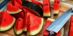 Cara Praktis Memotong Semangka Antiberantakan