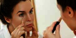 Trik Siasati Kantung Mata dengan Concealer