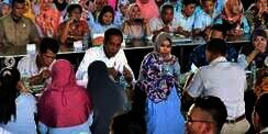 Momen Jokowi Makan Bareng Buruh Pabrik, Menunya Sama