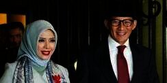 Sandiaga Uno dan Istri Tampil Stylish di Trunk Show