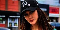 Unboxing Paket, Luna Maya Pakai Kaus 'Kutang' Jutaan Rupiah