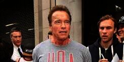 Arnold Schwarzenegger Ditendang Hingga Tersungkur Saat Mau Selfie