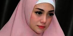 Dicibir Berhijab Tapi Bukan Muslim, Ini Jawab Celine Evangelista