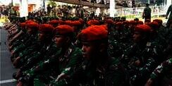 Pasukan Kostrad dan Paskhas Amankan Bawaslu, Ikut Bersholawat