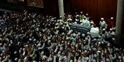 Tangis Haru dan Sholawat Ribuan Jemaah Sambut Jasad Ustaz Arifin Ilham