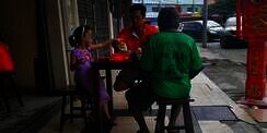 Viral, Pria dan Putrinya Ajak Gelandangan Makan Semeja di Restoran