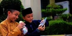 Begini Cara Ajarkan Anak Kelola Angpao Lebaran