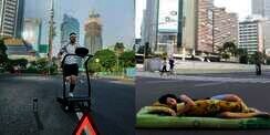 Foto-Foto Kocak Warga Nikmati Jakarta Sepi, Langka Banget!