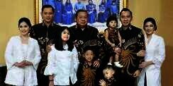 Adu Gaya Busana Lebaran Keluarga SBY dan Jokowi