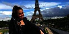 Ayu Ting Ting Pamer Foto di Eiffel Tower, Pakai Syal Jutaan Rupiah