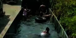 Swimming Poll Portable, Bak Truk Isuzu Disulap Jadi Kolam Renang