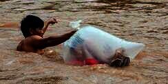 Masuk Kantong Plastik dan Seberangi Sungai Deras demi Sekolah