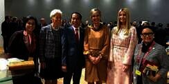 Jokowi Foto Bareng Perempuan Perkasa, Netizen: Awas Dimarahi