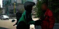Viral Kisah Driver Ojol Memasangkan Jaket ke Pria Pengidap Gangguan Jiwa