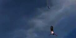 Mengerikan, Momen Pemain Bungee Jumping Lepas dari Tali Pengaman