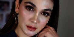 Luna Maya Rilis Brand Kosmetik, Intip Produknya Yuk!