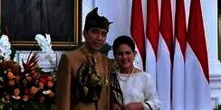 Unggah Foto Pakai Baju Adat Sasak, Kaki Jokowi Jadi Sorotan