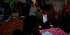 Pernikahan Haru di Palembang, Ijab di Dekat Jenazah Ibunda