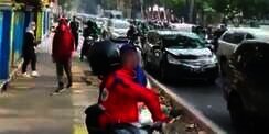 Ditegur karena Melaju di Trotoar Cikini, Pemotor Ini Malah Ngamuk