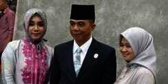 Anggota DPRD Bawa 3 Istri Saat Pelantikan