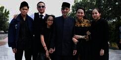 Keluarga Thareq Kemal Antar Habibie ke Peristirahatan Terakhir
