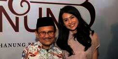 Gara-gara BJ Habibie Kita Bisa Pakai Handphone